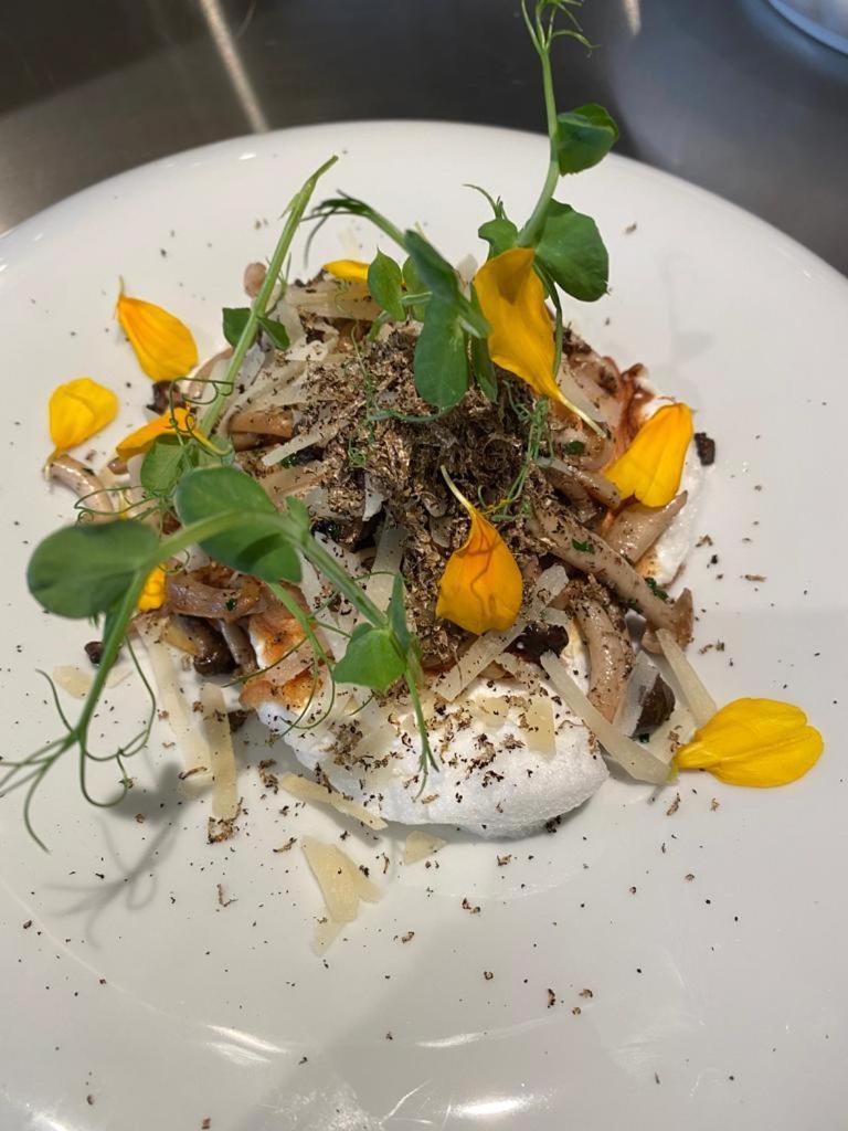 Hotel 717 Amsterdam Exterior foto A dish of goat's cheese with honey and flowers