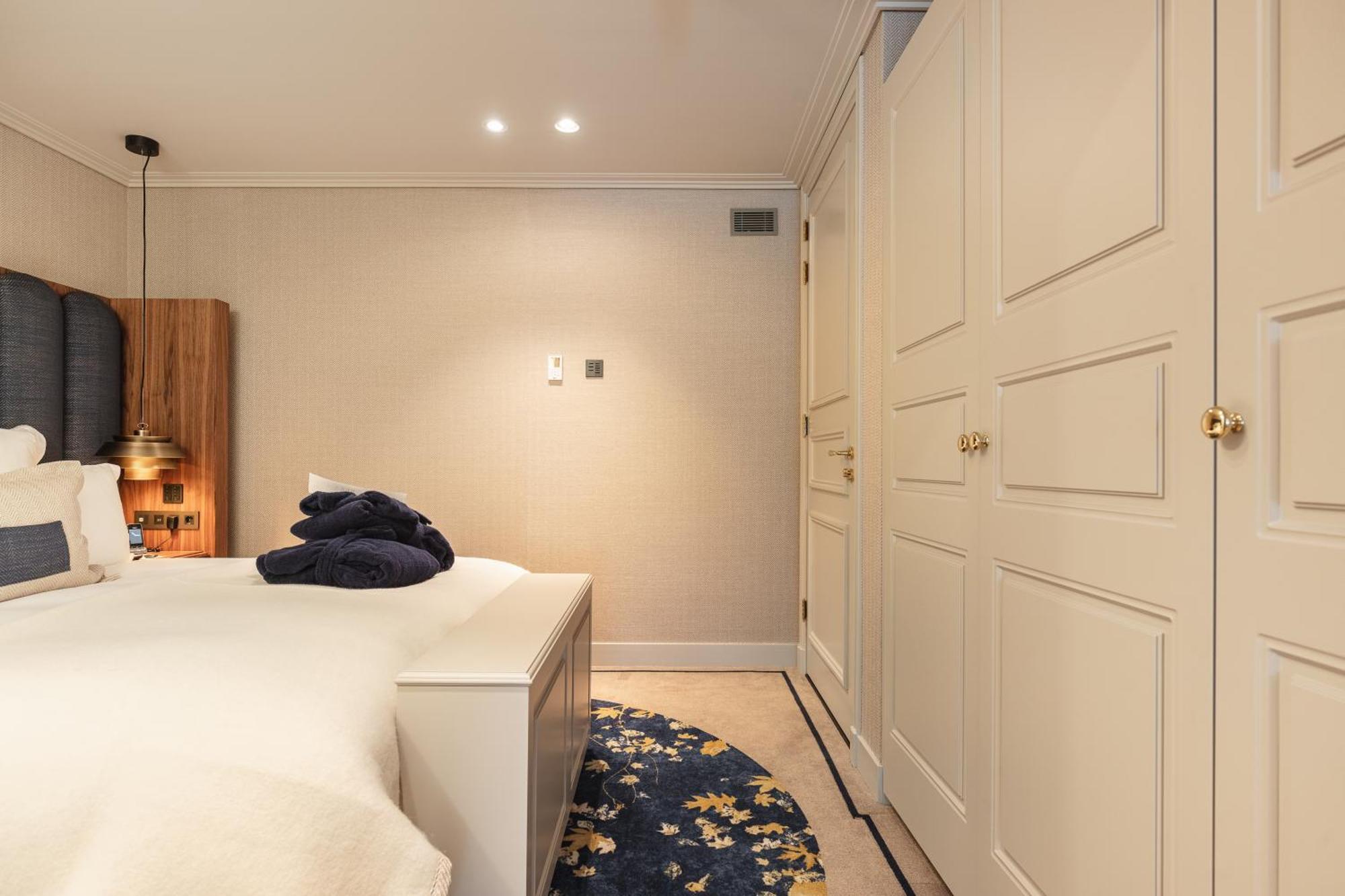 Hotel 717 Amsterdam Exterior foto A bedroom with a built-in wardrobe